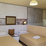 2 Bed - Sleeps 8 - Pool Patio Views 公寓