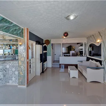 아파트 2 Bed - Sleeps 8 - Pool Patio Views *