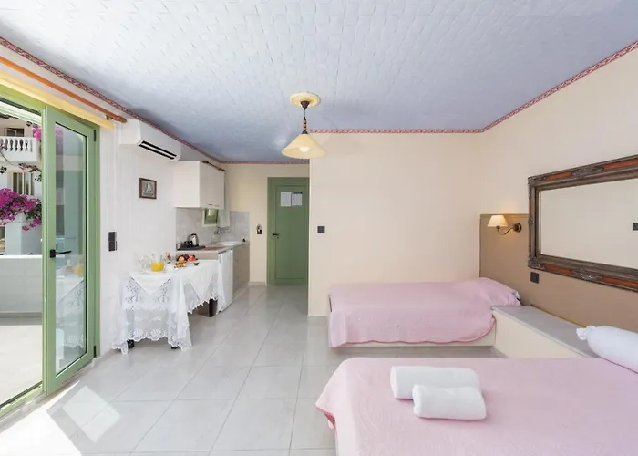 2 Bed - Sleeps 8 - Pool Patio Views