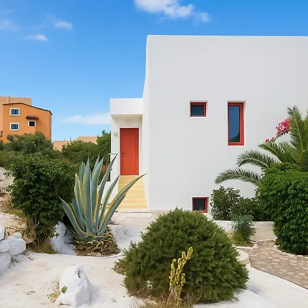 2 Bed - Sleeps 8 - Pool Patio Views דירה הרסוניסוס